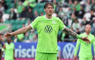epa09501903 Wolfsburg's Wout Weghorst reacts during  the German Bundesliga soccer match between VfL Wolfsburg and Borussia Moenchengladbach in Wolfsburg, northern Germany, 02 October 2021.  EPA/FOCKE STRANGMANN CONDITIONS - ATTENTION: The DFL regulations prohibit any use of photographs as image sequences and/or quasi-video.