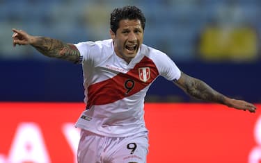 GOIANIA, BRAZIL - JULY 02: Gianluca Lapadula of Peru celebrates after scoring the first goal of his team during a quarterfinal match between Peru and Paraguay as part of Copa America Brazil 2021 at Estadio Olimpico on July 02, 2021 in Goiania, Brazil. (Photo by Pedro Vilela/Getty Images)