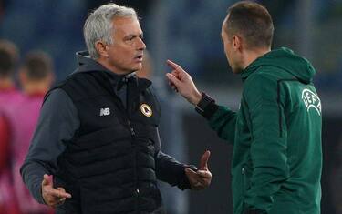 Mourinho: "Arbitro scarso, c'erano 2 rigori netti"