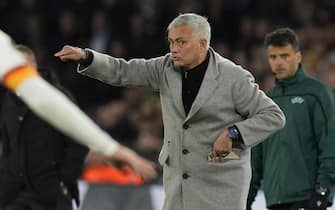 epa09915097 Roma's head coach Jose Mourinho reacts during the UEFA Conference League semi final, first leg soccer match between Leicester City and AS Roma in Leicester, Britain, 28 April 2022.  EPA/ANDREW YATES