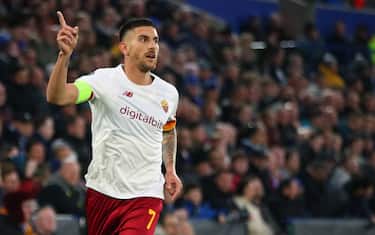 LEICESTER, ENGLAND - APRIL 28:  Lorenzo Pellegrini of Roma celebrates scoring the opening goal during the UEFA Conference League Semi Final Leg One match between Leicester City and AS Roma at The King Power Stadium on April 28, 2022 in Leicester, United Kingdom. (Photo by Marc Atkins/Getty Images)
