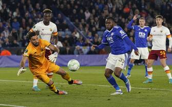 epa09915114 Ademola Lookman (R) of Leicester in action against goalkeeper Rui Patricio of Roma during the UEFA Conference League semi final, first leg soccer match between Leicester City and AS Roma in Leicester, Britain, 28 April 2022.  EPA/ANDREW YATES