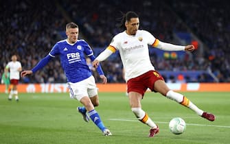 LEICESTER, ENGLAND - APRIL 28: Chris Smalling of AS Roma is challenged by Jamie Vardy of Leicester City during the UEFA Conference League Semi Final Leg One match between Leicester City and AS Roma at The King Power Stadium on April 28, 2022 in Leicester, England. (Photo by Naomi Baker/Getty Images)