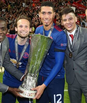 STOCKHOLM, SWEDEN - MAY 24:  Eric Bailly, Daley Blind, Chris Smalling, Marcos Rojo and Phil Jones of Manchester United celebrate with the Europa League trophy after the UEFA Europa League Final match between Manchester United and Ajax at Friends Arena on May 24, 2017 in Stockholm, Sweden.  (Photo by John Peters/Manchester United via Getty Images)