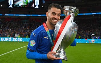 LONDON, ENGLAND - JULY 11: Leonardo Spinazzola kisses The Henri Delaunay Trophy following his team's victory in the UEFA Euro 2020 Championship Final between Italy and England at Wembley Stadium on July 11, 2021 in London, England. (Photo by Claudio Villa/Getty Images)