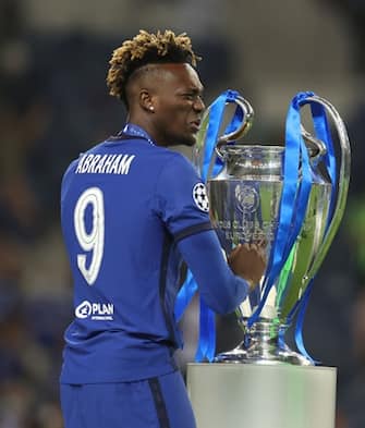 PORTO, PORTUGAL - MAY 29: Tammy Abraham of Chelsea celebrates with the Champions League Trophy following their team's victory in the UEFA Champions League Final between Manchester City and Chelsea FC at Estadio do Dragao on May 29, 2021 in Porto, Portugal. (Photo by Alexander Hassenstein - UEFA/UEFA via Getty Images)
