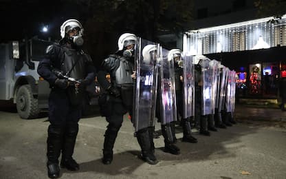 Tirana, scontri tra polizia e ultras olandesi
