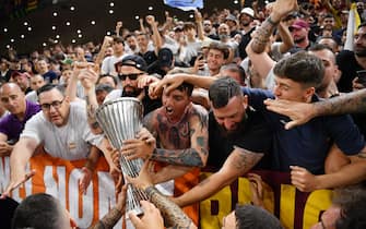 TIRANA, ALBANIA - MAY 25: AS Roma fans lift the UEFA Europa Conference League Trophy after their sides victory during the UEFA Conference League final match between AS Roma and Feyenoord at Arena Kombetare on May 25, 2022 in Tirana, Albania. (Photo by Justin Setterfield/Getty Images)