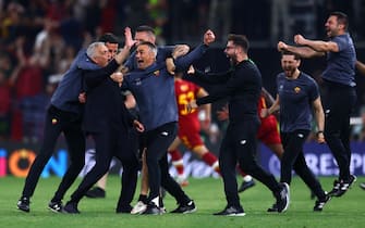 TIRANA, ALBANIA - MAY 25: Jose Mourinho, Head Coach of AS Roma and staff celebrate following their sides victory in the UEFA Conference League final match between AS Roma and Feyenoord at Arena Kombetare on May 25, 2022 in Tirana, Albania. (Photo by Alex Pantling/Getty Images)