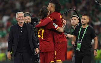 TIRANA, ALBANIA - MAY 25: Jose Mourinho the manager / head coach of AS Roma celebrates at full time of the UEFA Conference League final match between AS Roma and Feyenoord at Arena Kombetare on May 25, 2022 in Tirana, Albania. (Photo by Matthew Ashton - AMA/Getty Images)