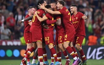 TIRANA, ALBANIA - MAY 25: Players of AS Roma celebrate following their sides victory in the UEFA Conference League final match between AS Roma and Feyenoord at Arena Kombetare on May 25, 2022 in Tirana, Albania. (Photo by Tullio Puglia - UEFA/UEFA via Getty Images)