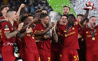 TIRANA, ALBANIA - MAY 25: Lorenzo Pellegrini of AS Roma celebrates with the UEFA Europa Conference League Trophy after their sides victory in the UEFA Conference League final match between AS Roma and Feyenoord at Arena Kombetare on May 25, 2022 in Tirana, Albania. (Photo by Tullio Puglia - UEFA/UEFA via Getty Images)