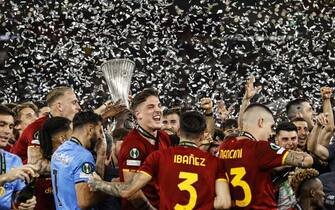 TIRANA - AS Roma goalkeeper Rui Patricio, Rick Karsdorp of AS Roma, Roger Ibanez of AS Roma, Bryan Cristante of AS Roma, Matias Vina of AS Roma, Chris Smalling of AS Roma, Lorenzo Pellegrini of AS Roma, Tammy Abraham of AS Roma, Carles Perez or AS Roma, Riccardo Calafiori or AS Roma, Eldor Shomurodov or AS Roma, Ainsley Maitland-Niles or AS Roma, Jordan Veretout or AS Roma, Nicolo Zaniolo or AS Roma, Gianluca Mancini or AS Roma, Marash Kumbulla or AS Roma, Sergio Oliveira or AS Roma, Leonardo Spinazzola or AS Roma, Amadou Diawara or AS Roma, Edoardo Bove or AS Roma, Ebrima Darboe or AS Roma, Filippo Missori or AS Roma, Nicola Zalewski or AS Roma, Maissa Codou Ndiaye or AS Roma, Cristian Volpato of AS Roma, AS Roma goalkeeper Pietro Boer, Felix Ohene Afena-Gyan of AS Roma, Filippo Tripi of AS Roma, AS Roma goalkeeper Davide Mastrantonio, Joel Voelkerling Persson of AS Roma, Giacomo Faticanti of AS Roma, Antonio Satriano of AS Roma , Henrikh Mkhitaryan of AS Roma, AS Roma goalkeeper Anto nio Mirante, AS Roma goalkeeper Daniel Fuzato, Stephan El Shaarawy of AS Roma, AS Roma coach Jose Mourinho with the Conference League cup, Conference League cup, Conference League trophy during the UEFA Conference League final match between AS Roma and Feyenoord at Arena Kombetare on May 25, 2022 in Tirana, Albania. ANP MAURICE VAN STEEN (Photo by ANP via Getty Images)
