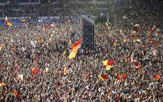 Foto Cecilia Fabiano /LaPresse
25/05/2022 Roma, Italia
Cronaca :
Roma Stadio Olimpico Maxi Schermi per Roma vs  Feyenord 
Nella Foto : i tifosi allo stadio 

Photo Cecilia Fabiano/ LaPresse
May, 25, 2022  Rome (Italy) 
News : 
Maxi screen in Olimpico stadium for Roma vs Feyenord  
In The Pic : the fans in the stadium