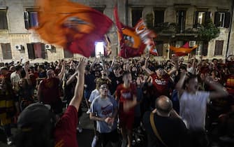 Roma fans watch on tv the Conference League final outside the Testaccio Roma Club in the Testaccio neighbor, Rome, Italy, 25 May 2022. ANSA/RICCARDO ANTIMIANI