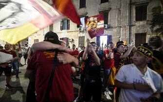 Roma fans watch on tv the Conference League final outside the Testaccio Roma Club in the Testaccio neighbor, Rome, Italy, 25 May 2022. ANSA/RICCARDO ANTIMIANI