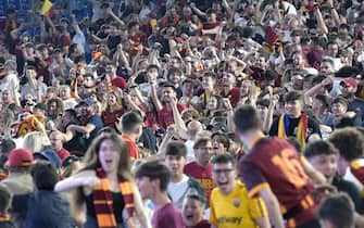 AS Roma supporters watch on maxi-screens the broadcasting of the UEFA Conference League final soccer match AS Roma vs Feyenoord at the Oli?mpico Stadium in Rome, Italy, 25 May 2022. ANSA/CLAUDIO PERI