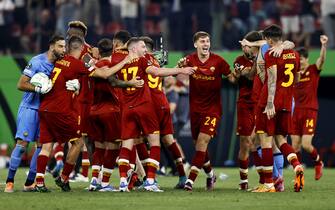 TIRANA - AS Roma players celebrate victory over Feyenoord after the UEFA Conference League final match between AS Roma and Feyenoord at the Arena Kombetare on May 25, 2022 in Tirana, Albania. ANP PIETER STAM DE YOUNG (Photo by ANP via Getty Images)