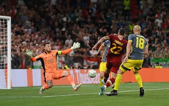 TIRANA, ALBANIA - MAY 25: Nicolo Zaniolo of AS Roma scores their sides first goal past Justin Bijlow of Feyenoord during the UEFA Conference League final match between AS Roma and Feyenoord at Arena Kombetare on May 25, 2022 in Tirana, Albania. (Photo by Tullio Puglia - UEFA/UEFA via Getty Images)