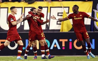 epa09815541 (L-R) Nicolo Zaniolo of AS Roma, Sergio Oliveira of AS Roma, Gianluca Mancini of AS Roma, Tammy Abraham of AS Roma celebrate the 0-1 during the UEFA Conference League match between Vitesse Arnehm and AS Roma at the Gelredome in Arnhem, Netherlands, 10 March 2022.  EPA/MAURICE VAN STEEN