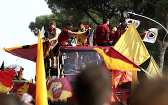 AS Roma's players celebrate on top of an open bus parading in the streets of Rome on May 26, 2022, a day after winning the UEFA Conference League final match against Feyenoord Rotterdam. (Photo by Isabella BONOTTO / AFP) (Photo by ISABELLA BONOTTO/AFP via Getty Images)