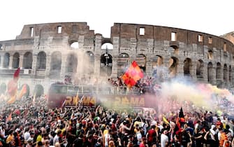 AS Roma's players celebrate on top of an open bus as they parade in front of the Colisseum in Rome on May 26, 2022, a day after winning the UEFA Conference League final match against Feyenoord Rotterdam. (Photo by Tiziana FABI / AFP) (Photo by TIZIANA FABI/AFP via Getty Images)