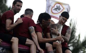 AS Roma’s players celebrate the victory of the Conference League Cup, in Rome, Italy, 26 May 2022. ANSA/FABIO CIMAGLIA