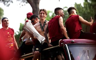 AS Roma's Italian midfielder Edoardo Bove (C) holds the trophy as he celebrate with teammates on top of an open bus parading in the streets of Rome on May 26, 2022, a day after winning the UEFA Conference League final match against Feyenoord Rotterdam. (Photo by Isabella BONOTTO / AFP) (Photo by ISABELLA BONOTTO/AFP via Getty Images)