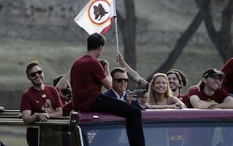 Ryan Friedkin (L), president of AS Roma Dan Friedkin and Debra Friedkin celebrate, along with AS Roma’s players, the victory of the Conference League Cup, in Rome, Italy, 26 May 2022. ANSA/FABIO CIMAGLIA