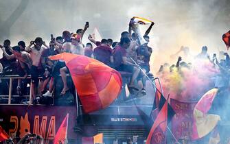 AS Roma's players celebrate on top of an open bus as they parade in front of the Colisseum in Rome on May 26, 2022, a day after winning the UEFA Conference League final match against Feyenoord Rotterdam. (Photo by Tiziana FABI / AFP) (Photo by TIZIANA FABI/AFP via Getty Images)