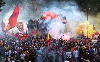 AS Roma's Italian forward Stephan El Shaarawy (C) holds the trophy as he celebrates with teammates on top of an open bus as they parade near the Colisseum in Rome on May 26, 2022, a day after winning the UEFA Conference League final match against Feyenoord Rotterdam. (Photo by Tiziana FABI / AFP) (Photo by TIZIANA FABI/AFP via Getty Images)