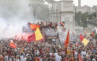 The open bus with the AS Roma soccer team and a crowd of jubilant supporters near to the Colosseum, during the celebration for their victory in the Europe Conference League soccer final against Feyenoord in Tirana, Rome, Italy, 26 May 2022.ANSA/ALESSANDRO DI MEO