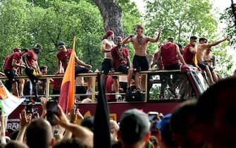 AS Roma's players celebrate as they parade on top of an open bus in the streets of Rome on May 26, 2022, a day after winning the UEFA Conference League final match against Feyenoord Rotterdam. (Photo by Isabella BONOTTO / AFP) (Photo by ISABELLA BONOTTO/AFP via Getty Images)