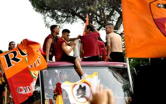 AS Roma's players parade on top of an open bus in the streets of Rome on May 26, 2022, a day after winning the UEFA Conference League final match against Feyenoord Rotterdam. (Photo by Isabella BONOTTO / AFP) (Photo by ISABELLA BONOTTO/AFP via Getty Images)