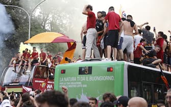 Roma, La squadra di calcio della Roma sfila su un pulman scoperto al Circo Massimo' dopo aver vinto la finale di Conference league Pictured :