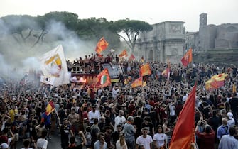 AS Roma’s players celebrate the victory of the Conference League Cup, in Rome, Italy, 26 May 2022. 
ANSA/FABIO CIMAGLIA