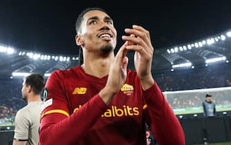 Chris Smalling of Roma greets his supporters at the end of the UEFA Conference League, Semi-finals, 2nd leg football match between AS Roma and Leicester City on May 5, 2022 at Stadio Olimpico in Rome, Italy - Photo: Federico Proietti/DPPI/LiveMedia