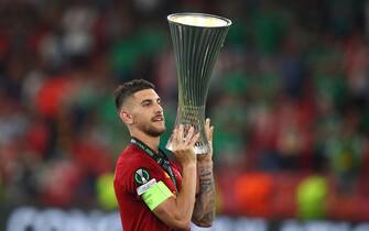 TIRANA, ALBANIA - MAY 25: Lorenzo Pellegrini of AS Roma lifts the trophy following the UEFA Conference League final match between AS Roma and Feyenoord at Arena Kombetare on May 25, 2022 in Tirana, Albania. (Photo by Chris Brunskill/Fantasista/Getty Images)