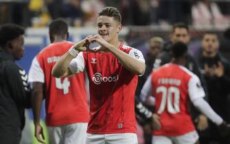 epa10241127 Sporting de Braga player Vitor Oliveira celebrates scoring the equalizer during the UEFA Europa League group stage match between Union Saint-Gilloise Union and Sporting de Braga held in Leuven, Belgium, 13 October 2022.  EPA/OLIVIER HOSLET