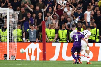 PRAGUE, CZECH REPUBLIC - JUNE 7:  Giacomo Bonaventura of Fiorentina scores a goal to make the score 1-1 during the UEFA Europa Conference League 2022/23 final match between ACF Fiorentina and West Ham United FC at Eden Arena on June 7, 2023 in Prague, Czech Republic. (Photo by Chris Brunskill/Fantasista/Getty Images)