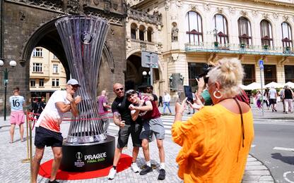 Clima di festa a Praga, tifosi assieme in piazza