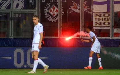 Fiorentina, i tifosi lanciano fumogeni in campo