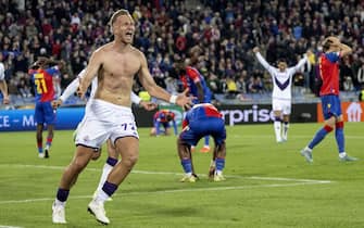 epa10637810 Fiorentina's Antonin Barak reacts after his goal during the UEFA Conference League semifinal second leg match between Switzerland's FC Basel 1893 and Italy's ACF Fiorentina at the St. Jakob-Park stadium in Basel, Switzerland,18 May 2023.  EPA/ENNIO LEANZA