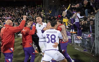 epa10637787 Fiorentina players celebrate during the UEFA Conference League semifinal second leg match between Switzerland's FC Basel 1893 and Italy's ACF Fiorentina at the St. Jakob-Park stadium in Basel, Switzerland,18 May 2023.  EPA/ENNIO LEANZA