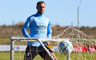 epa09237695 A handout photo made available by the Uruguayan Football Association (AUF) shows  Uruguayan soccer player Diego Godin during a training session on the outskirts of Montevideo, Uruguay, 30 May 2021.  EPA/AUF HANDOUT ONLY AVAILABLE TO ILLUSTRATE THE ACCOMPANYING NEWS (MANDATORY CREDIT ) HANDOUT EDITORIAL USE ONLY/NO SALES