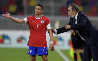 epa09246489 Alexis Sanchez (L) of Chile speaks with his coach Martin Lasarte (R) during the South American Qatar 2022 World Cup qualifier soccer match between Chile and Argentina in Santiago del Estero, Argentina, 03 June 2021.  EPA/Juan Mabromata / POOL