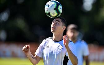 epa07656287 Paraguay's national team soccer player Miguel Almiron participates in a training session at the Toca da Raposa II Training Center, a day before facing Argentina in their second group B match of the Copa America, in Belo Horizonte, Brazil, 18 June 2019.  EPA/Yuri Edmundo
