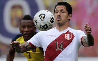 Peru's Gianluca Lapadula (R) and Ecuador's Pervis Estupinan vie for the ball during their South American qualification football match for the FIFA World Cup Qatar 2022 at the Rodrigo Paz Delgado Stadium in Quito on June 8, 2021. (Photo by FRANKLIN JACOME / POOL / AFP) (Photo by FRANKLIN JACOME/POOL/AFP via Getty Images)