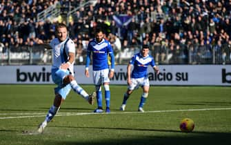 Lazio's Italian forward Ciro Immobile shoot and scores a penalty kick during the Italian Serie A football match between Brescia and Lazio on January 5, 2020 at the Mario-Rigamonti stadium in Brescia. (Photo by MIGUEL MEDINA / AFP) (Photo by MIGUEL MEDINA/AFP via Getty Images)