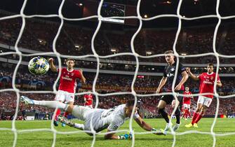 1175329630 LISBON, PORTUGAL - SEPTEMBER 17: Timo Werner of RB Leipzig scores his team's second goal past Odisseas Vlachodimos of Benfica during the UEFA Champions League group G match between SL Benfica and RB Leipzig at Estadio da Luz on September 17, 2019 in Lisbon, Portugal. (Photo by Octavio Passos/Getty Images)
